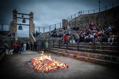 21 valientes pisan fuerte sobre la hoguera de San Pedro Manrique.