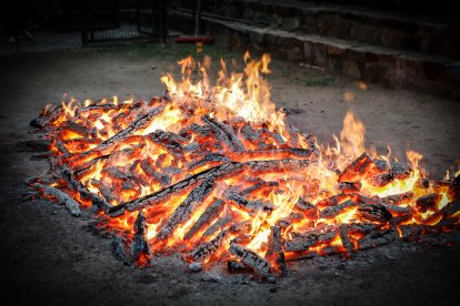 21 valientes pisan fuerte sobre la hoguera de San Pedro Manrique.