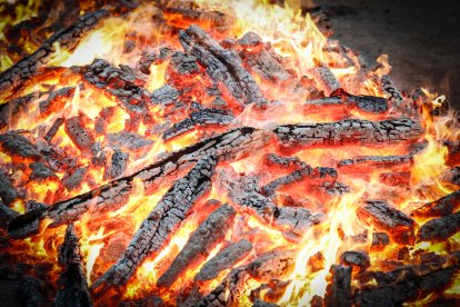 21 valientes pisan fuerte sobre la hoguera de San Pedro Manrique.