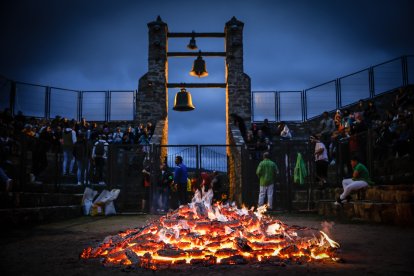 21 valientes pisan fuerte sobre la hoguera de San Pedro Manrique.