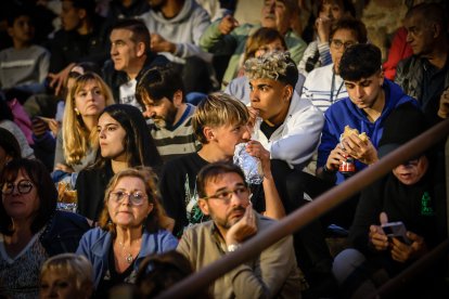 21 valientes pisan fuerte sobre la hoguera de San Pedro Manrique.