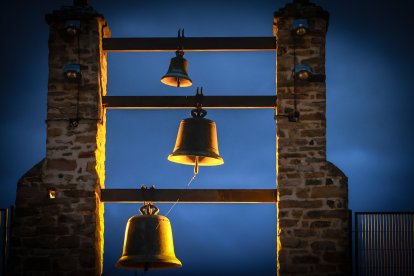 21 valientes pisan fuerte sobre la hoguera de San Pedro Manrique.