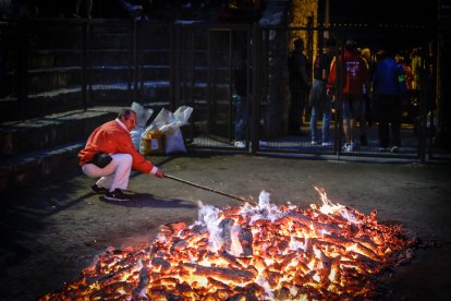 21 valientes pisan fuerte sobre la hoguera de San Pedro Manrique.