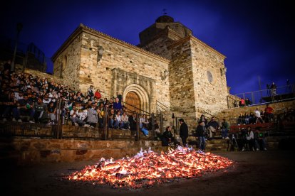 21 valientes pisan fuerte sobre la hoguera de San Pedro Manrique.