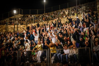 21 valientes pisan fuerte sobre la hoguera de San Pedro Manrique.