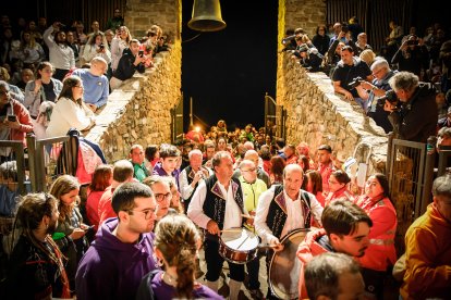 21 valientes pisan fuerte sobre la hoguera de San Pedro Manrique.