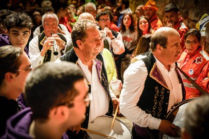 21 valientes pisan fuerte sobre la hoguera de San Pedro Manrique.