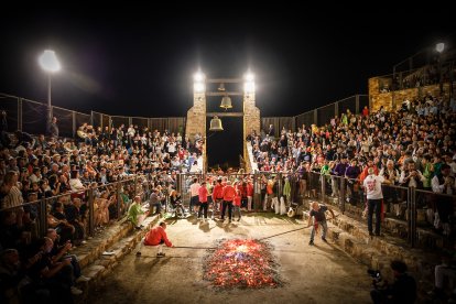 21 valientes pisan fuerte sobre la hoguera de San Pedro Manrique.
