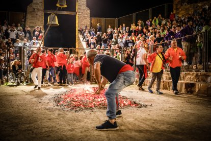 21 valientes pisan fuerte sobre la hoguera de San Pedro Manrique.