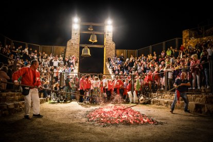 21 valientes pisan fuerte sobre la hoguera de San Pedro Manrique.