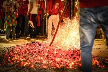 21 valientes pisan fuerte sobre la hoguera de San Pedro Manrique.