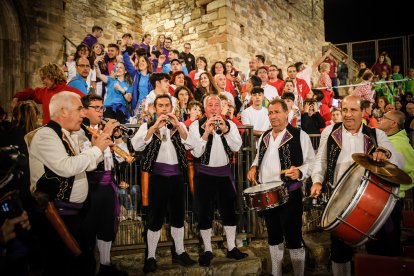 21 valientes pisan fuerte sobre la hoguera de San Pedro Manrique.