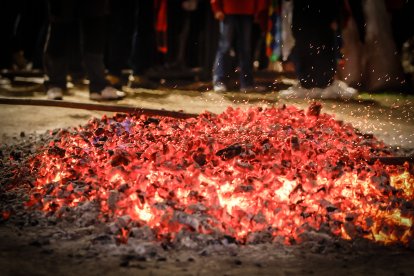 21 valientes pisan fuerte sobre la hoguera de San Pedro Manrique.