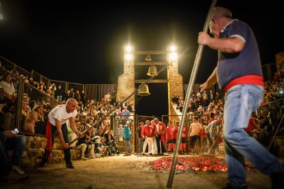 21 valientes pisan fuerte sobre la hoguera de San Pedro Manrique.