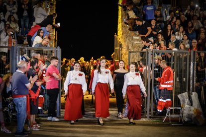 21 valientes pisan fuerte sobre la hoguera de San Pedro Manrique.
