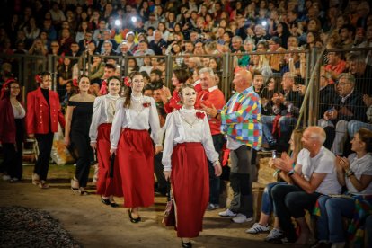 21 valientes pisan fuerte sobre la hoguera de San Pedro Manrique.