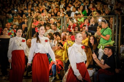 21 valientes pisan fuerte sobre la hoguera de San Pedro Manrique.