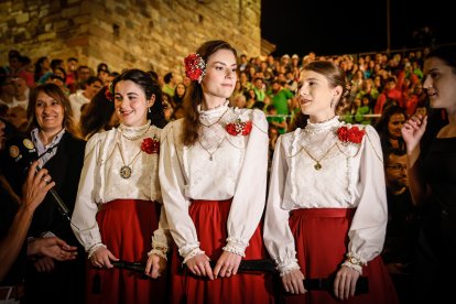 21 valientes pisan fuerte sobre la hoguera de San Pedro Manrique.