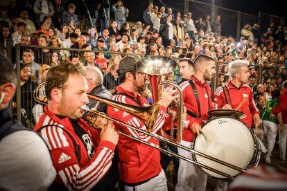 21 valientes pisan fuerte sobre la hoguera de San Pedro Manrique.