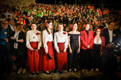 21 valientes pisan fuerte sobre la hoguera de San Pedro Manrique.