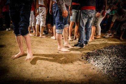21 valientes pisan fuerte sobre la hoguera de San Pedro Manrique.