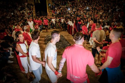 21 valientes pisan fuerte sobre la hoguera de San Pedro Manrique.