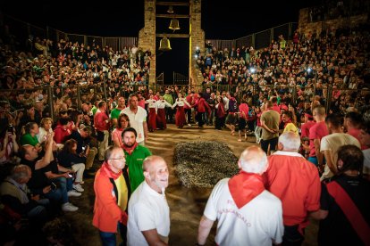 21 valientes pisan fuerte sobre la hoguera de San Pedro Manrique.
