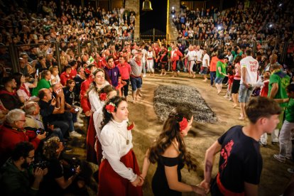 21 valientes pisan fuerte sobre la hoguera de San Pedro Manrique.