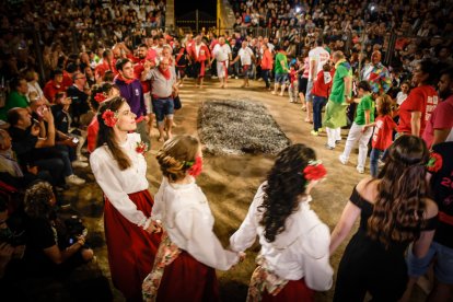 21 valientes pisan fuerte sobre la hoguera de San Pedro Manrique.