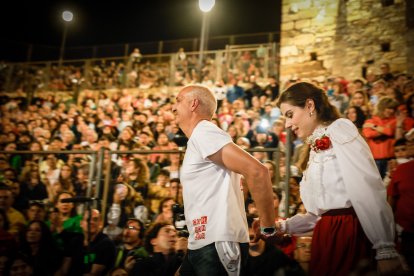 21 valientes pisan fuerte sobre la hoguera de San Pedro Manrique.