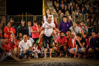 21 valientes pisan fuerte sobre la hoguera de San Pedro Manrique.