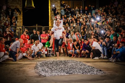 21 valientes pisan fuerte sobre la hoguera de San Pedro Manrique.