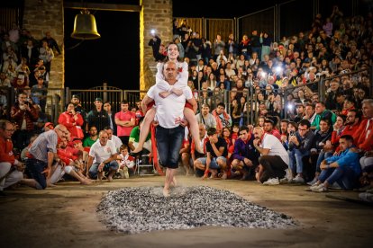 21 valientes pisan fuerte sobre la hoguera de San Pedro Manrique.