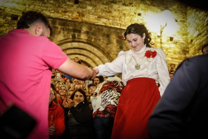 21 valientes pisan fuerte sobre la hoguera de San Pedro Manrique.