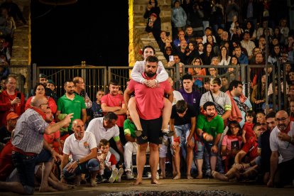 21 valientes pisan fuerte sobre la hoguera de San Pedro Manrique.