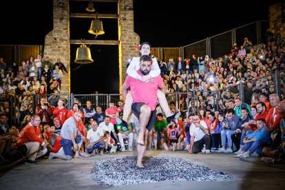 21 valientes pisan fuerte sobre la hoguera de San Pedro Manrique.