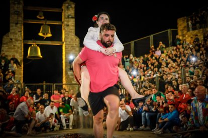 21 valientes pisan fuerte sobre la hoguera de San Pedro Manrique.