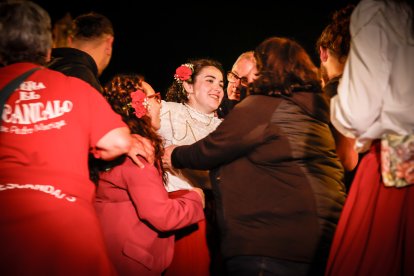 21 valientes pisan fuerte sobre la hoguera de San Pedro Manrique.