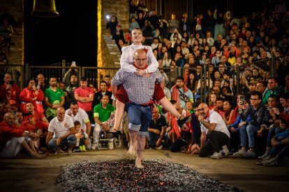 21 valientes pisan fuerte sobre la hoguera de San Pedro Manrique.