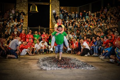 21 valientes pisan fuerte sobre la hoguera de San Pedro Manrique.