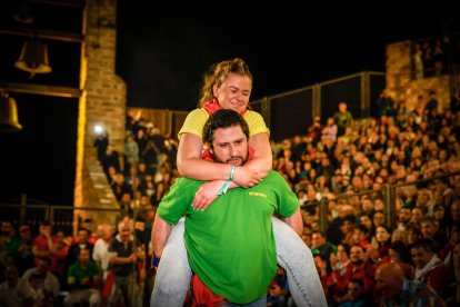 21 valientes pisan fuerte sobre la hoguera de San Pedro Manrique.