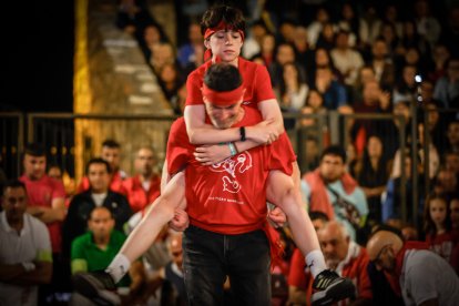 21 valientes pisan fuerte sobre la hoguera de San Pedro Manrique.