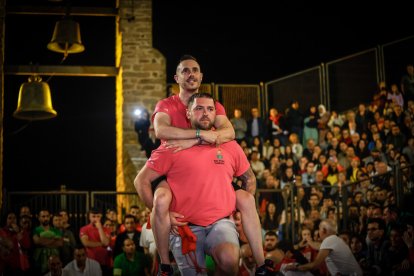 21 valientes pisan fuerte sobre la hoguera de San Pedro Manrique.