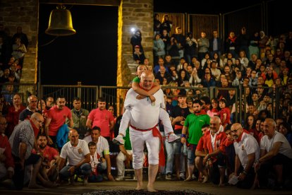 21 valientes pisan fuerte sobre la hoguera de San Pedro Manrique.