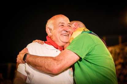 21 valientes pisan fuerte sobre la hoguera de San Pedro Manrique.