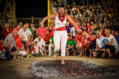 21 valientes pisan fuerte sobre la hoguera de San Pedro Manrique.