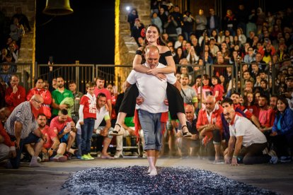 21 valientes pisan fuerte sobre la hoguera de San Pedro Manrique.