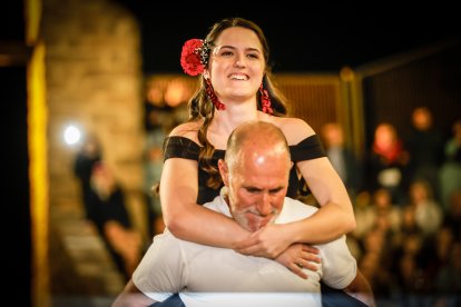 21 valientes pisan fuerte sobre la hoguera de San Pedro Manrique.