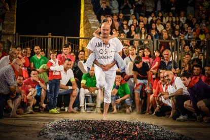 21 valientes pisan fuerte sobre la hoguera de San Pedro Manrique.