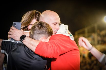 21 valientes pisan fuerte sobre la hoguera de San Pedro Manrique.